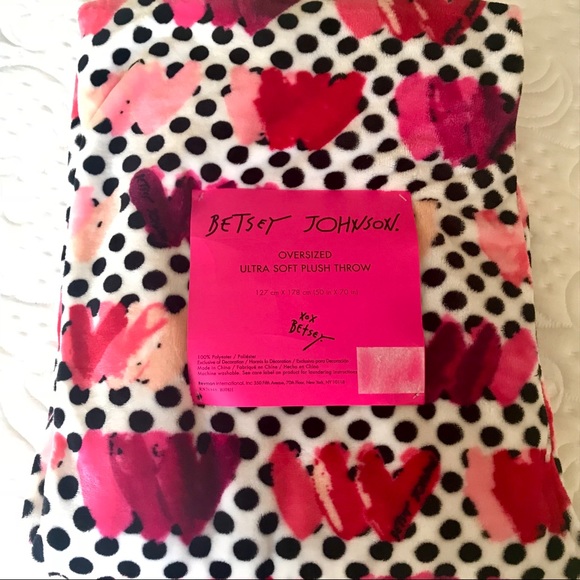Betsey Johnson Painted Hearts Pink Plush Throw 💕 - Picture 8 of 8
